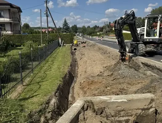 Ruszyła budowa chodnika w Wielopolu Skrzyńskim – inwestycja za ponad 264 tys. zł