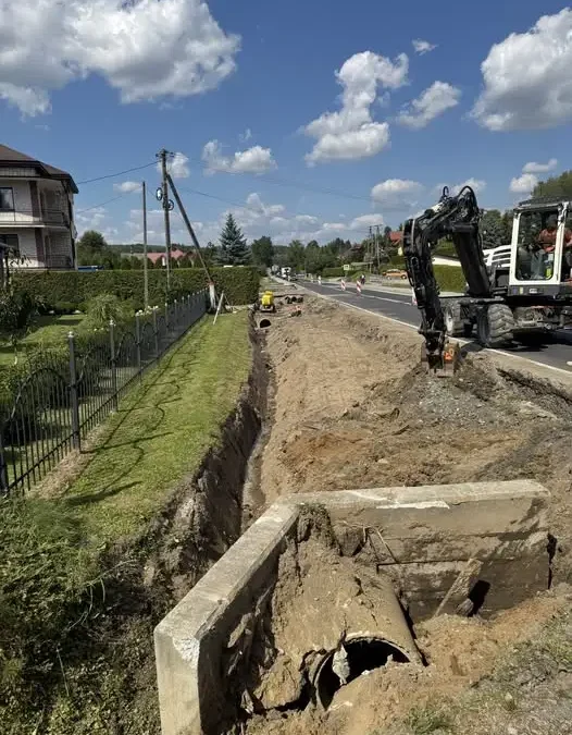 Ruszyła budowa chodnika w Wielopolu Skrzyńskim – inwestycja za ponad 264 tys. zł