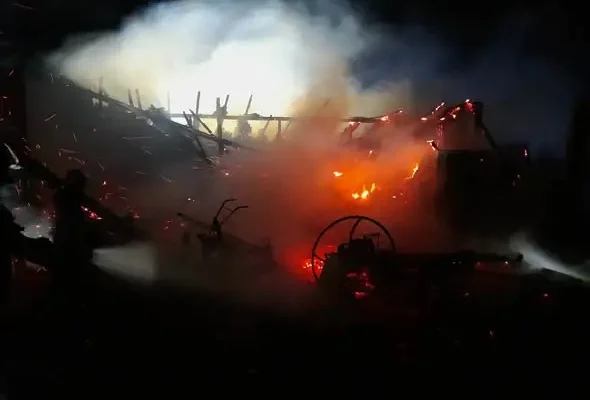 Nocny pożar budynku gospodarczego w Brzezinach
