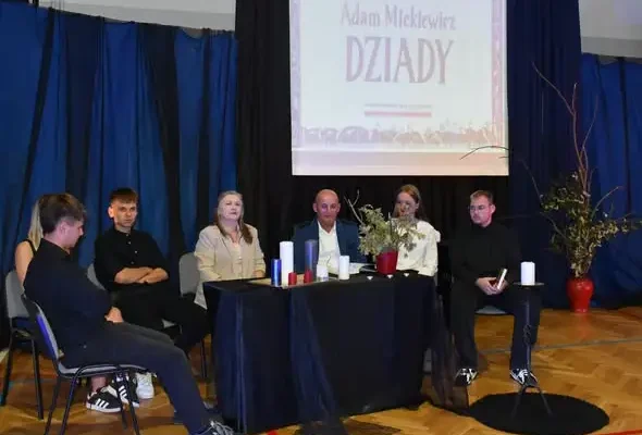 Noc Dziadów w technikum w Sędziszowie – Narodowe Czytanie w mrocznej scenerii