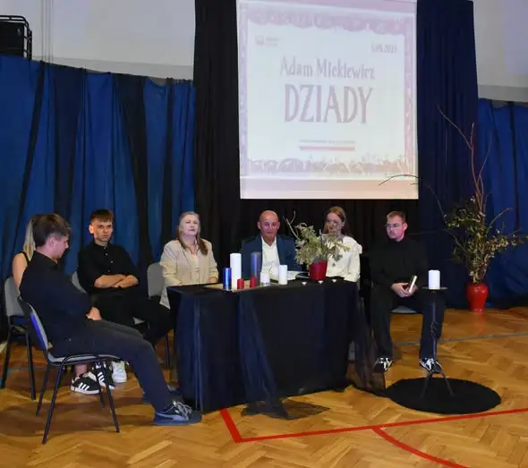 Noc Dziadów w technikum w Sędziszowie – Narodowe Czytanie w mrocznej scenerii