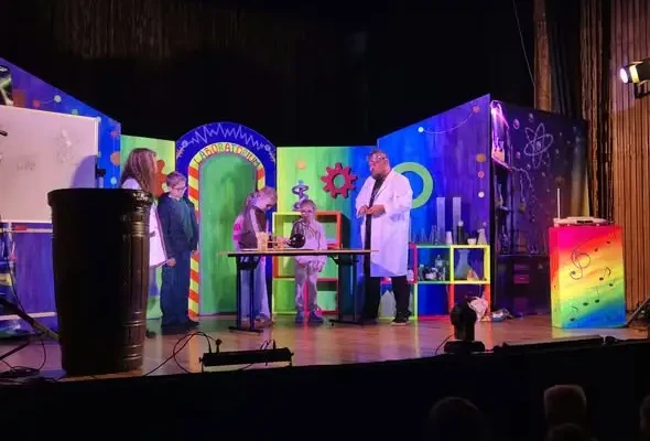 Uczniowie ze Strzyżowa odkrywali naukę w teatrze „Szalony Naukowiec”