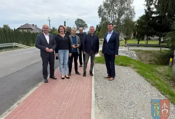 Nowy chodnik w Iwierzycach – bezpieczniej na drodze powiatowej nr 1337R