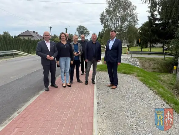 Nowy chodnik w Iwierzycach – bezpieczniej na drodze powiatowej nr 1337R