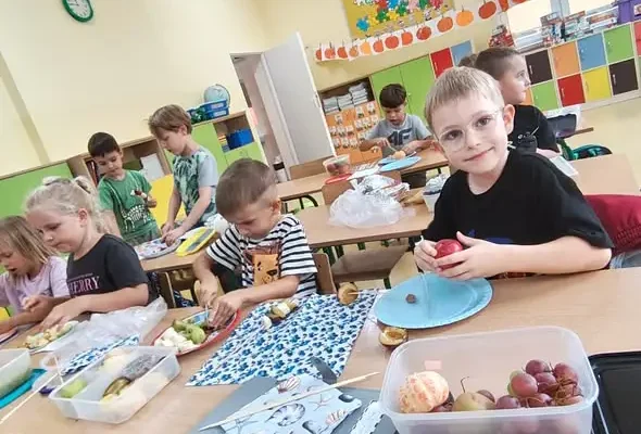Owocowa przygoda w klasie 1a – kolorowe szaszłyki pełne witamin
