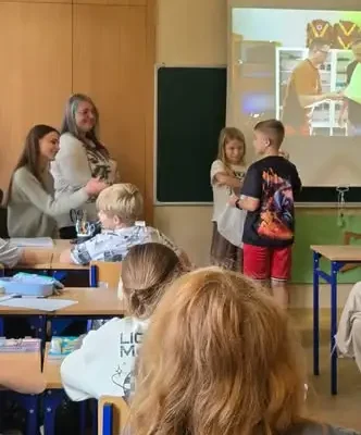 Studentki z Kalisza na praktykach w Ostrowskiej Siódemce – poprowadziły lekcję pierwszej pomocy
