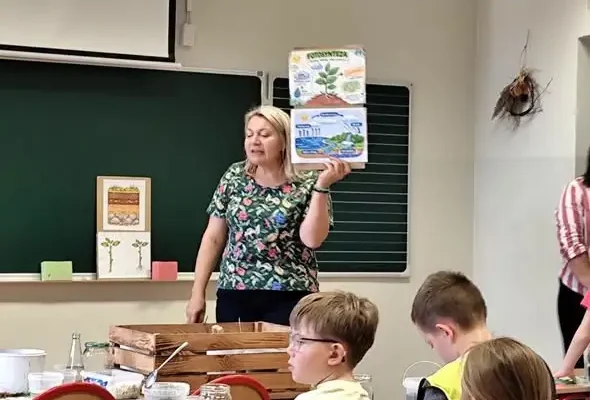 Warsztaty „Magia w szkle natury” w klasie II b – uczniowie stworzyli własne ekosystemy