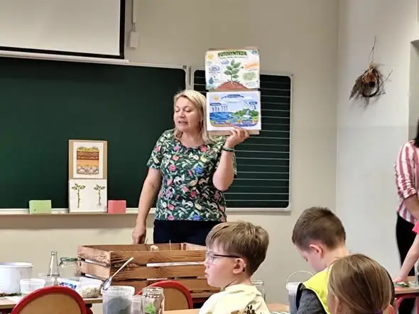 Warsztaty „Magia w szkle natury” w klasie II b – uczniowie stworzyli własne ekosystemy