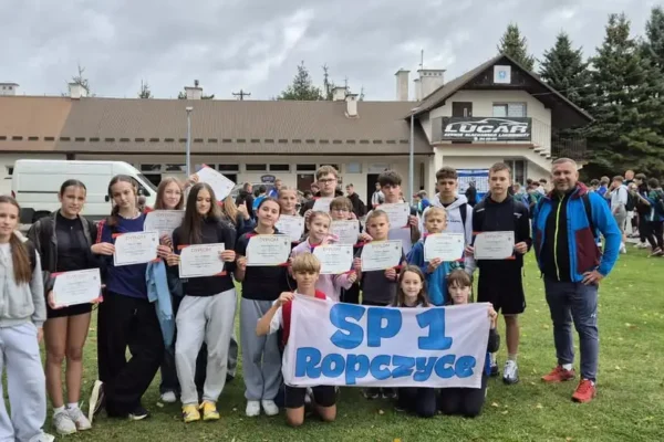 Powiatowe mistrzostwa lekkoatletyczne w Ropczycach. Uczniowie SP1 z medalami