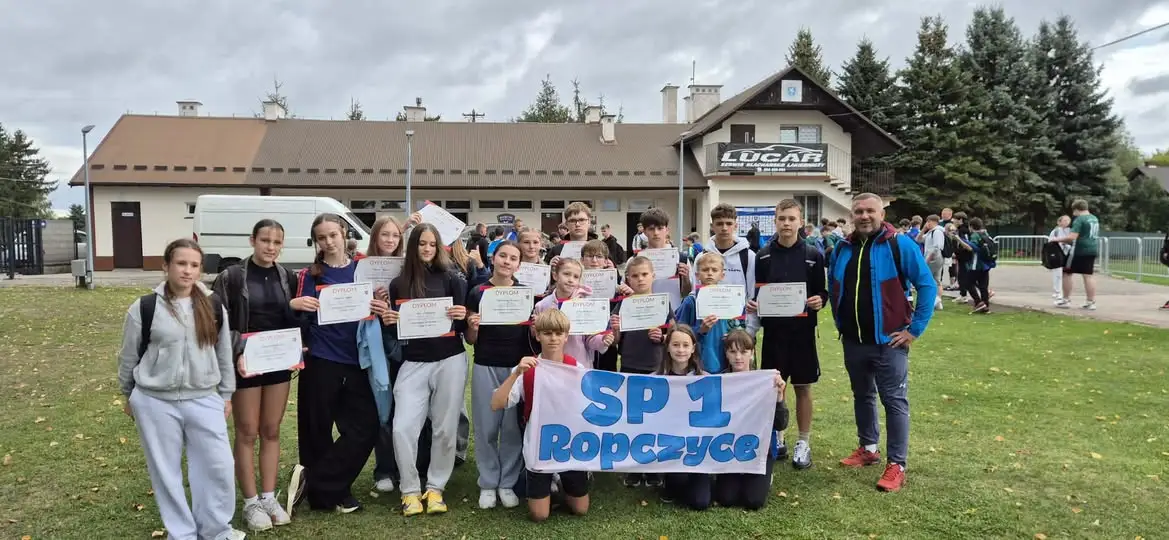Powiatowe mistrzostwa lekkoatletyczne w Ropczycach. Uczniowie SP1 z medalami