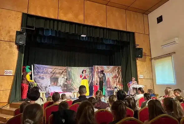 Seniorzy z Wiśniowej wystąpili przed uczniami. „Królewna Śnieżka” zachwyciła klasy 1–3