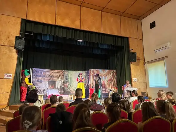 Seniorzy z Wiśniowej wystąpili przed uczniami. „Królewna Śnieżka” zachwyciła klasy 1–3