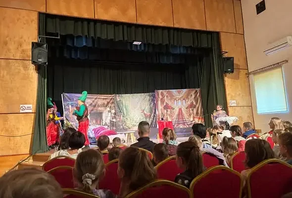 Seniorzy z Wiśniowej wystąpili przed uczniami. „Królewna Śnieżka” zachwyciła klasy 1–3
