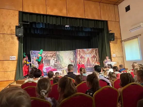 Seniorzy z Wiśniowej wystąpili przed uczniami. „Królewna Śnieżka” zachwyciła klasy 1–3