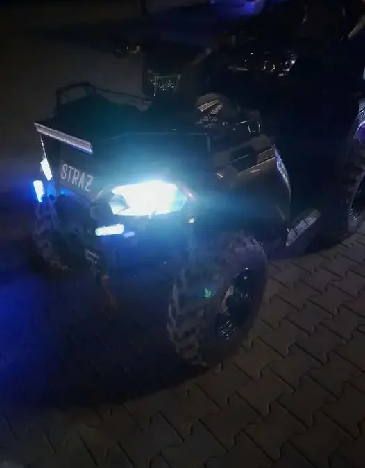 Brzeziny: strażacy pomogli w transporcie pacjenta z trudno dostępnego terenu