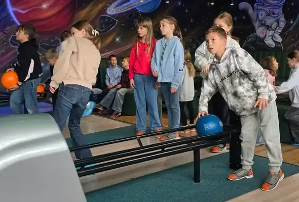Dzień Chłopca w kręgielni – klasa 3a ze Szkoły Podstawowej nr 7 w Ostrowie Wielkopolskim świętowała na torach
