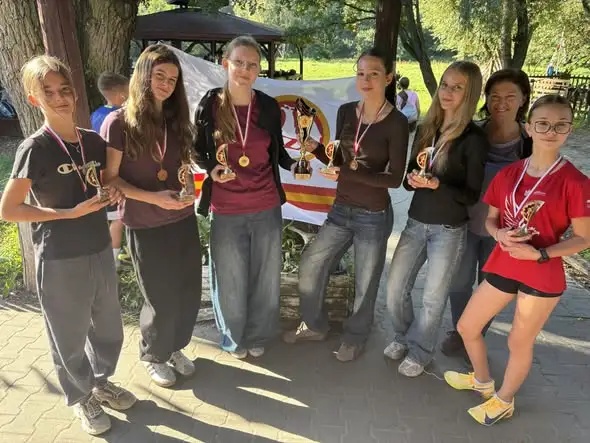 Mistrzostwa Powiatu w Sztafetowych Biegach Przełajowych: Sukces Uczniów z Ostrowa