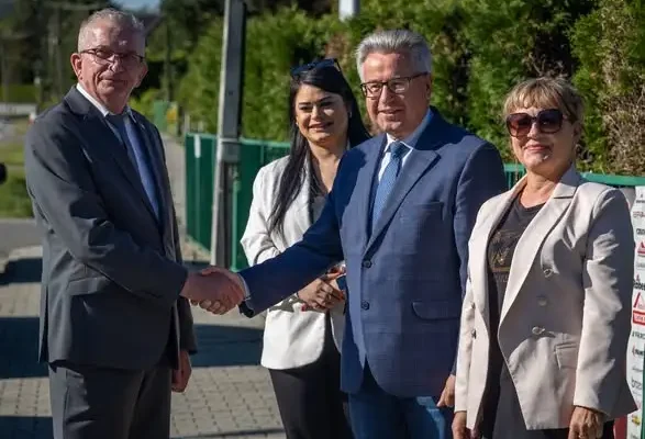 Remont chodnika w Ropczycach-Chechłach zakończony. Bezpieczniejsza droga do szkoły