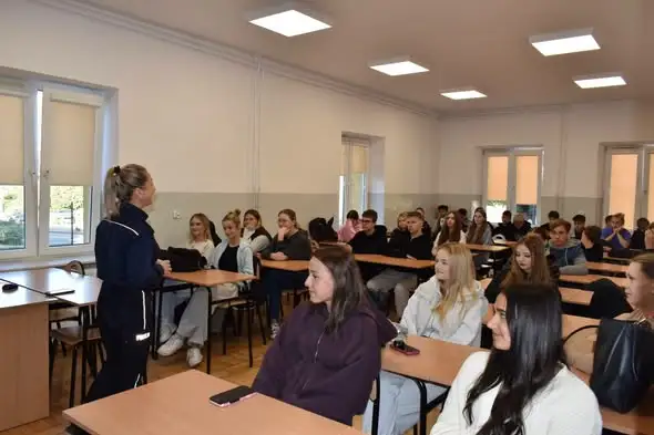Bezpieczeństwo w szkole w Sędziszowie: spotkania z policją o przemocy i cyberprzemocy