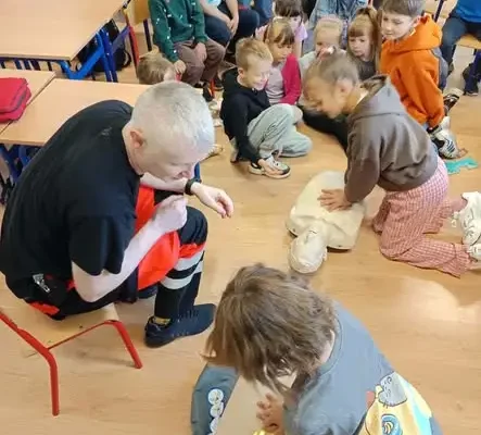 Pierwszoklasiści z SP7 uczyli się pierwszej pomocy od ratownika medycznego