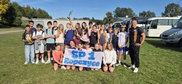 Srebro dla sztafety 4×100 m dziewcząt z SP1 Ropczyce w Finałach Wojewódzkich