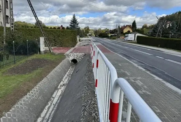 Nowy chodnik przy DW 986 w Wielopolu Skrzyńskim – inwestycja zakończona