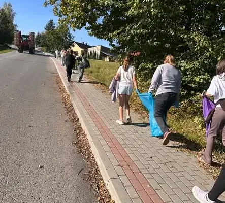 Uczniowie klas 4-6 posprzątali okolicę szkoły w akcji Sprzątania Świata