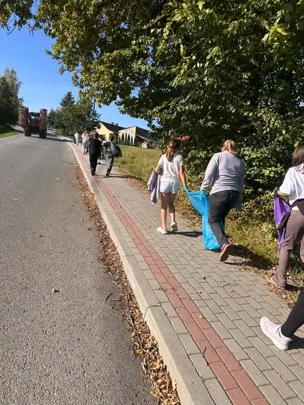 Uczniowie klas 4-6 posprzątali okolicę szkoły w akcji Sprzątania Świata