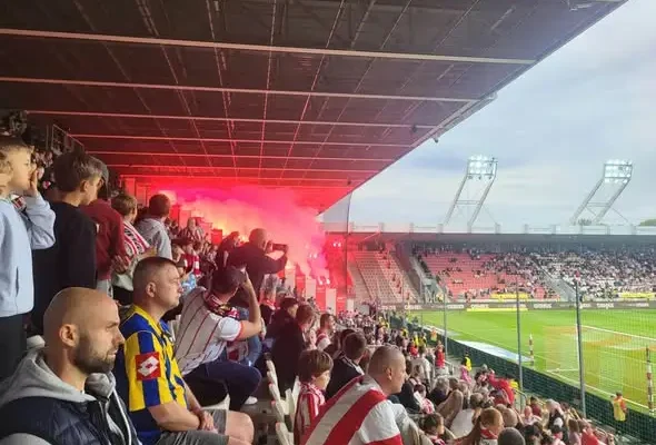 Młodzi piłkarze z gmin Sędziszów Młp. i Iwierzyce na meczu Cracovii w Krakowie