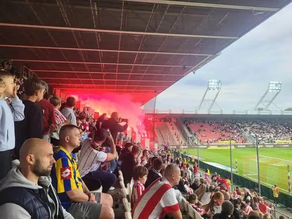 Młodzi piłkarze z gmin Sędziszów Młp. i Iwierzyce na meczu Cracovii w Krakowie