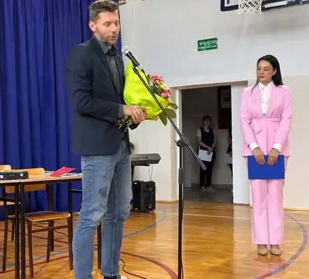 Dzień Edukacji Narodowej w szkole – akademia, życzenia i kwiaty od Rady Rodziców