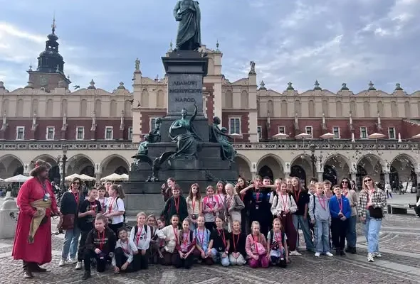 Uczniowie z klas IV i VI odkrywali Wieliczkę i Kraków – relacja z wycieczki