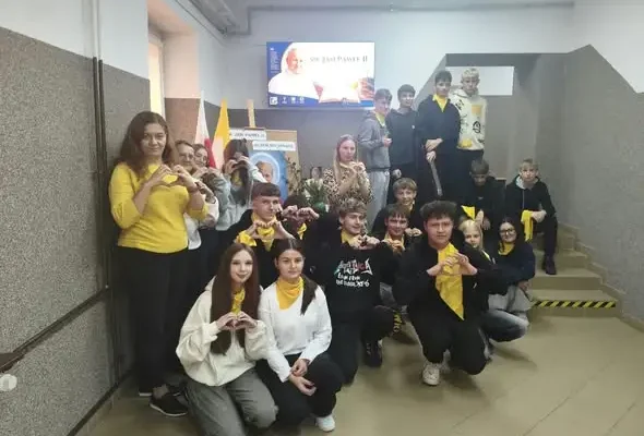 Dzień Papieski w ZST Sedziszów — taniec, cytaty i wystawa książek