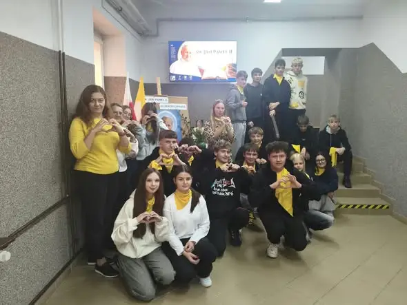 Dzień Papieski w ZST Sedziszów — taniec, cytaty i wystawa książek