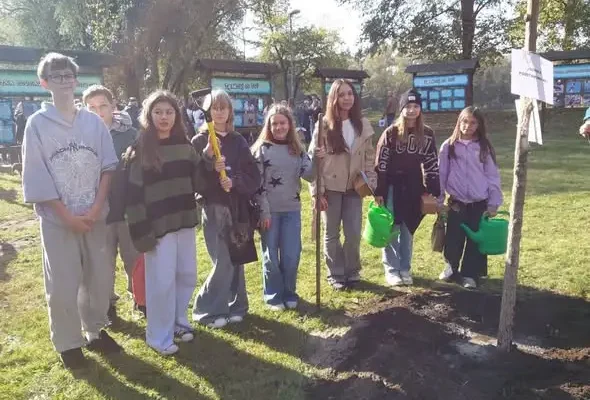 Święto Drzewa w mieście: wyróżnienia dla uczennic i symboliczne sadzenie