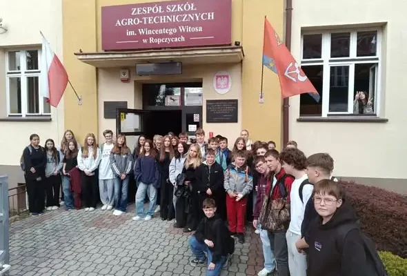 Młodzież z klas 7 i 8 zgłębiała tajniki cyberbezpieczeństwa w Ropczycach