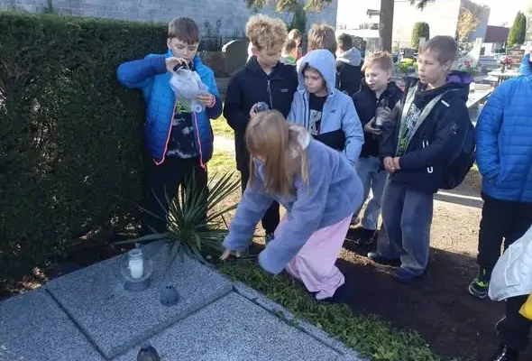 Uczniowie SP nr 7 odwiedzili cmentarz przy ul. Bema