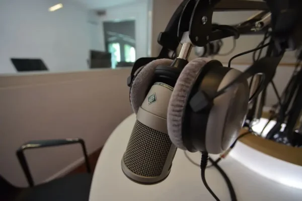 Centrum Kultury w Ropczycach promuje jubileusz 50-lecia w rzeszowskich rozgłośniach radiowych